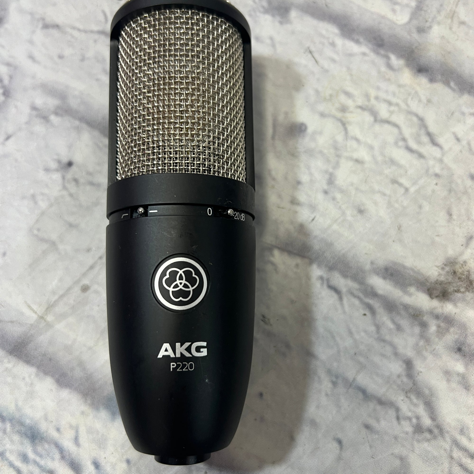 AKG P220 ショックマウント付き ケースなし 外箱なし AKG P220 Project Studio Line コンデンサーマイクロフォン
