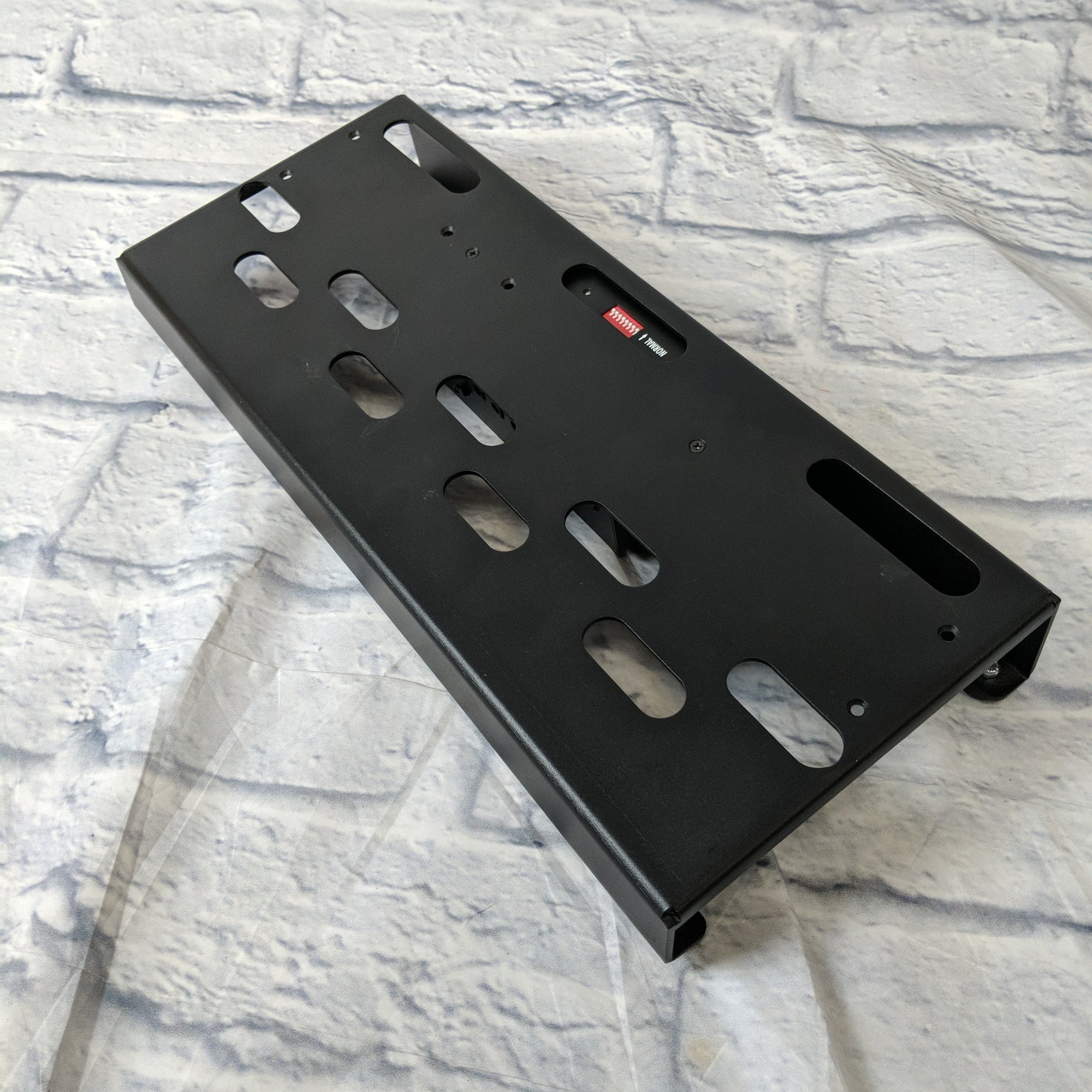 Voodoo Lab Dingbat Small with built in 2 Plus power supply