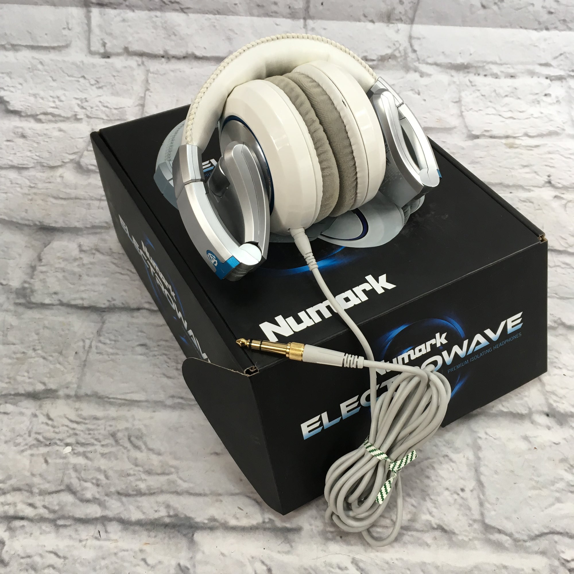 Numark Electrowave Premium Isolating Headphones