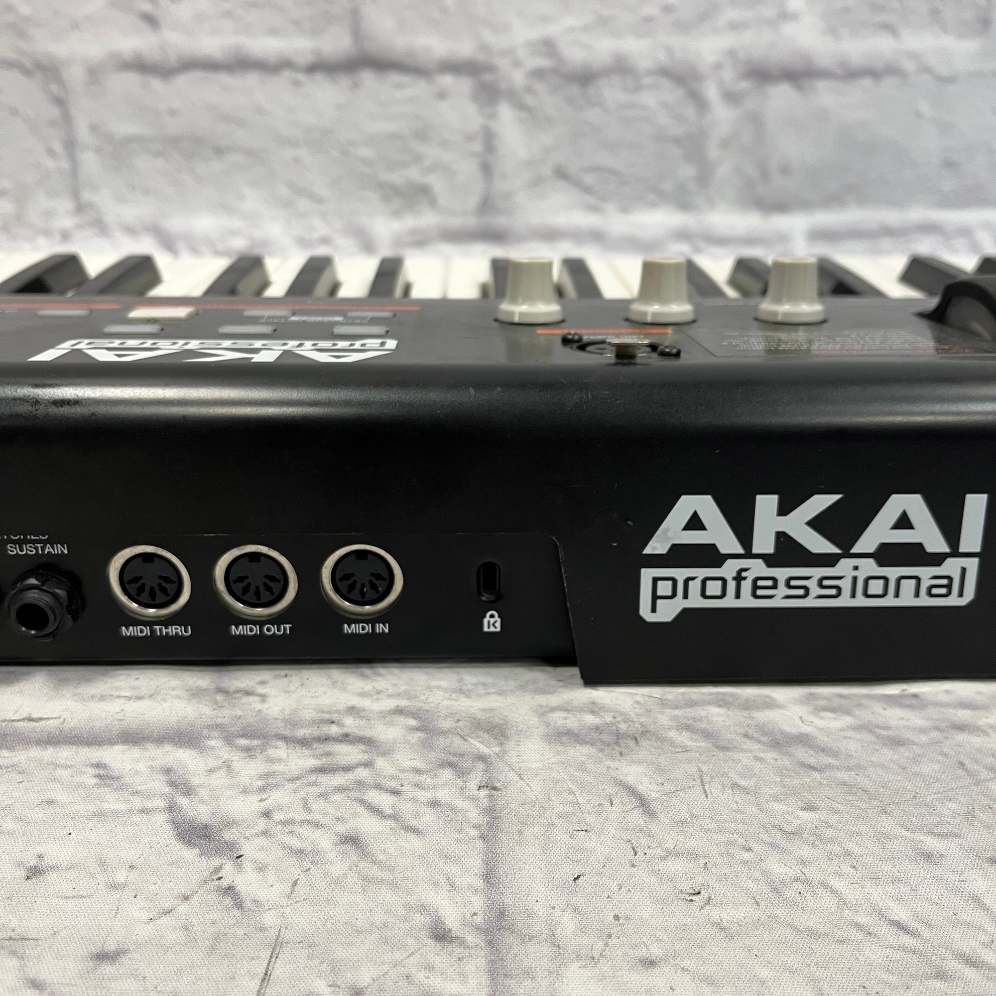 Akai MINIAK Virtual Analog Synthesizer - Evolution Music