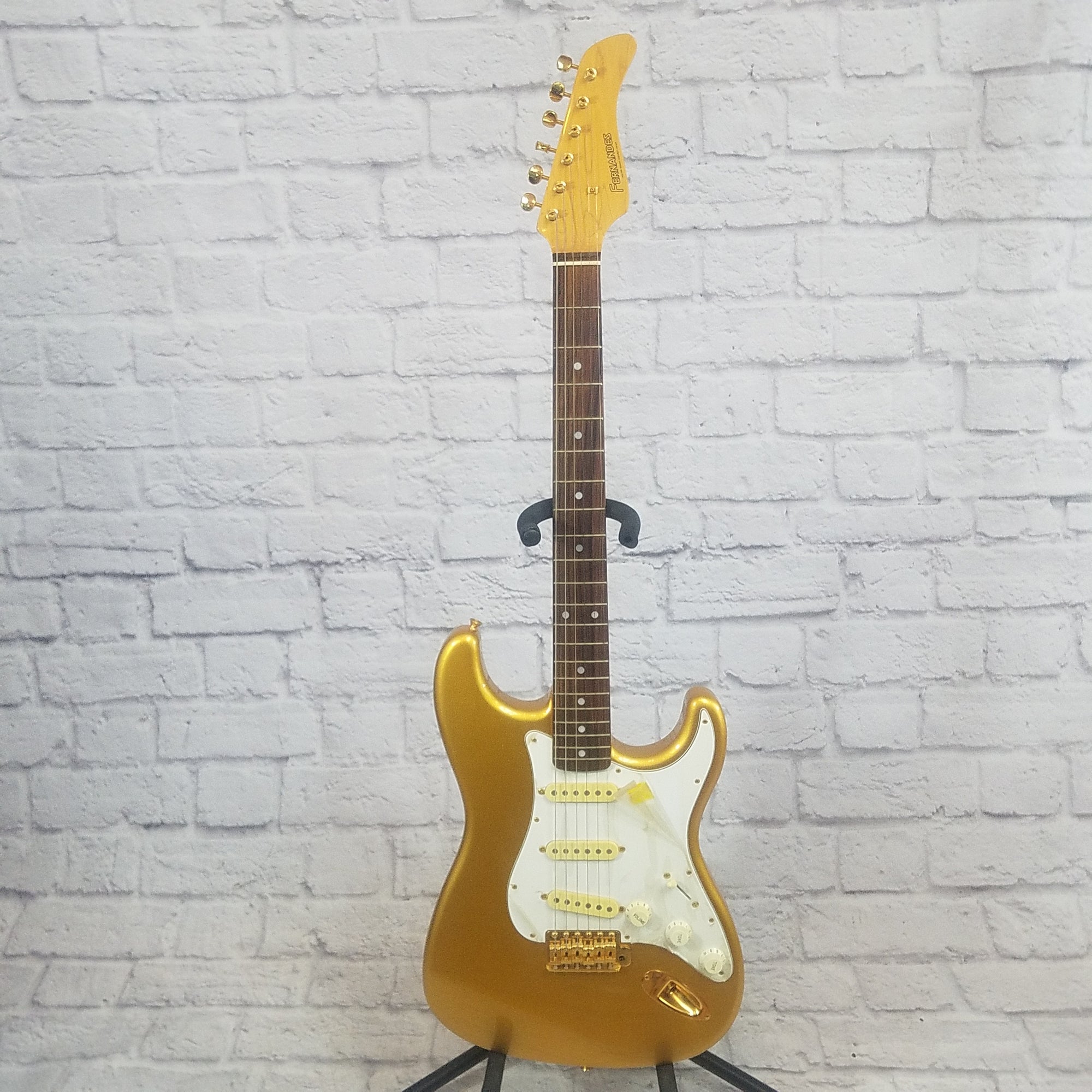 Fernandes Stratocaster Copy With Molded Hardcase - Evolution Music