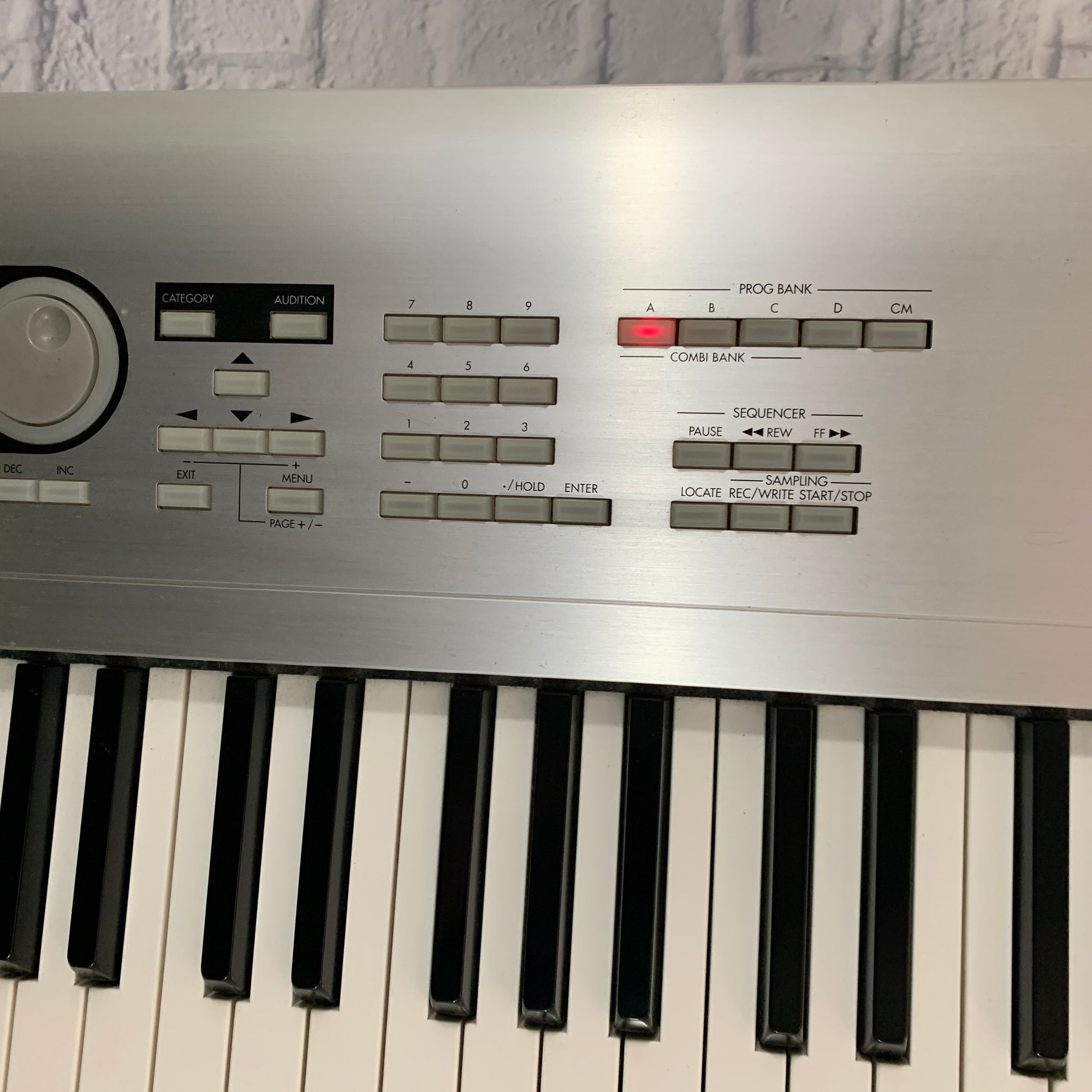Korg Triton Le Studio Digital Synthesizer Keyboard Sampler 88-Key Workstation with SKB Rolling Hard Case