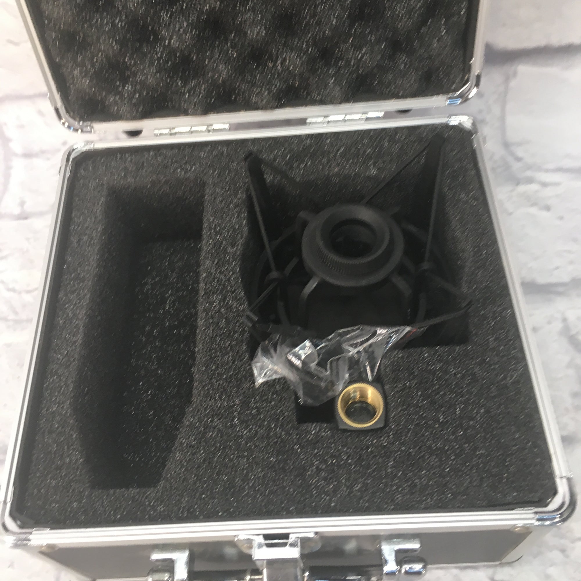 AKG Perception 420 Condenser Mic w Shockmount and Case