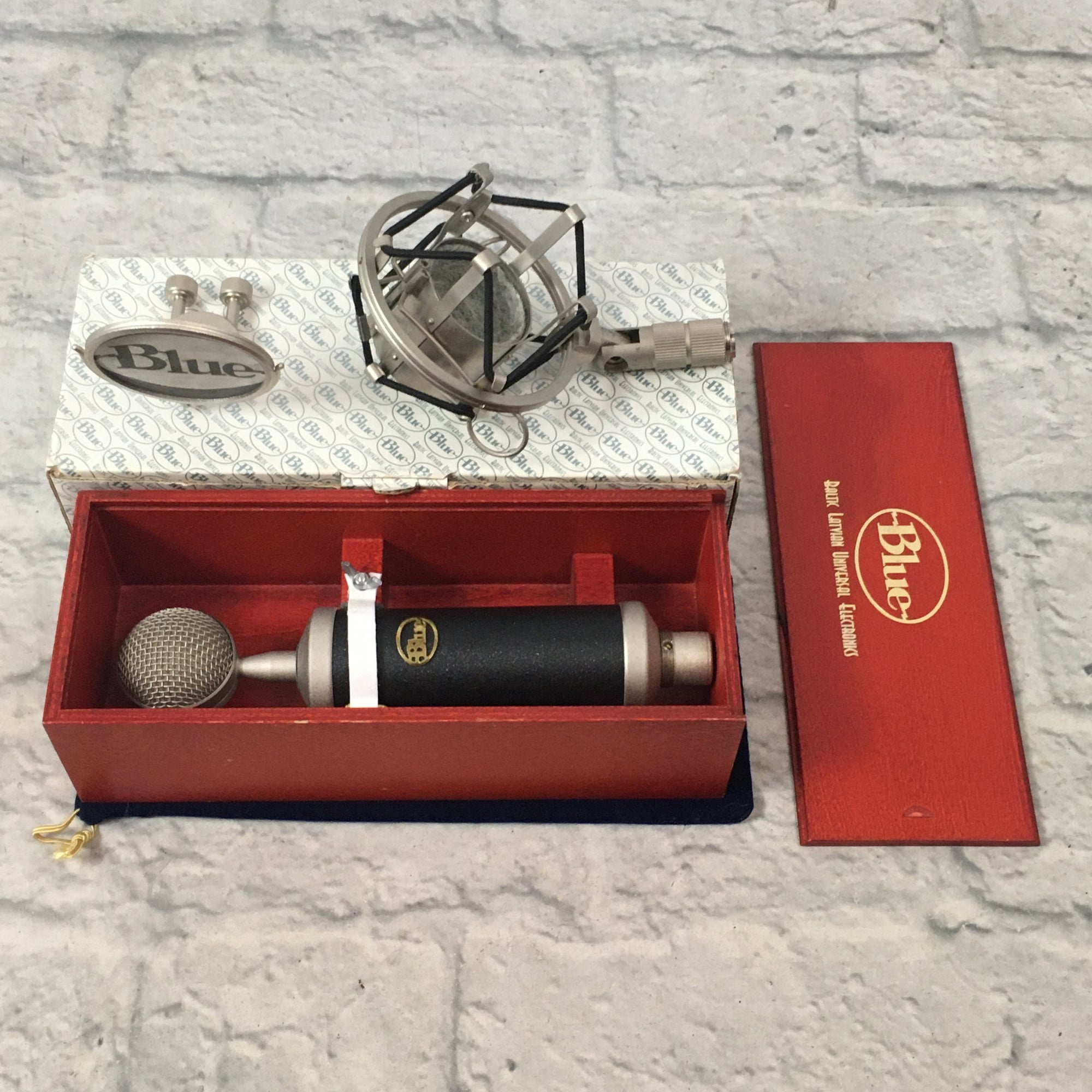 Blue Baby Bottle Microphone Latvian