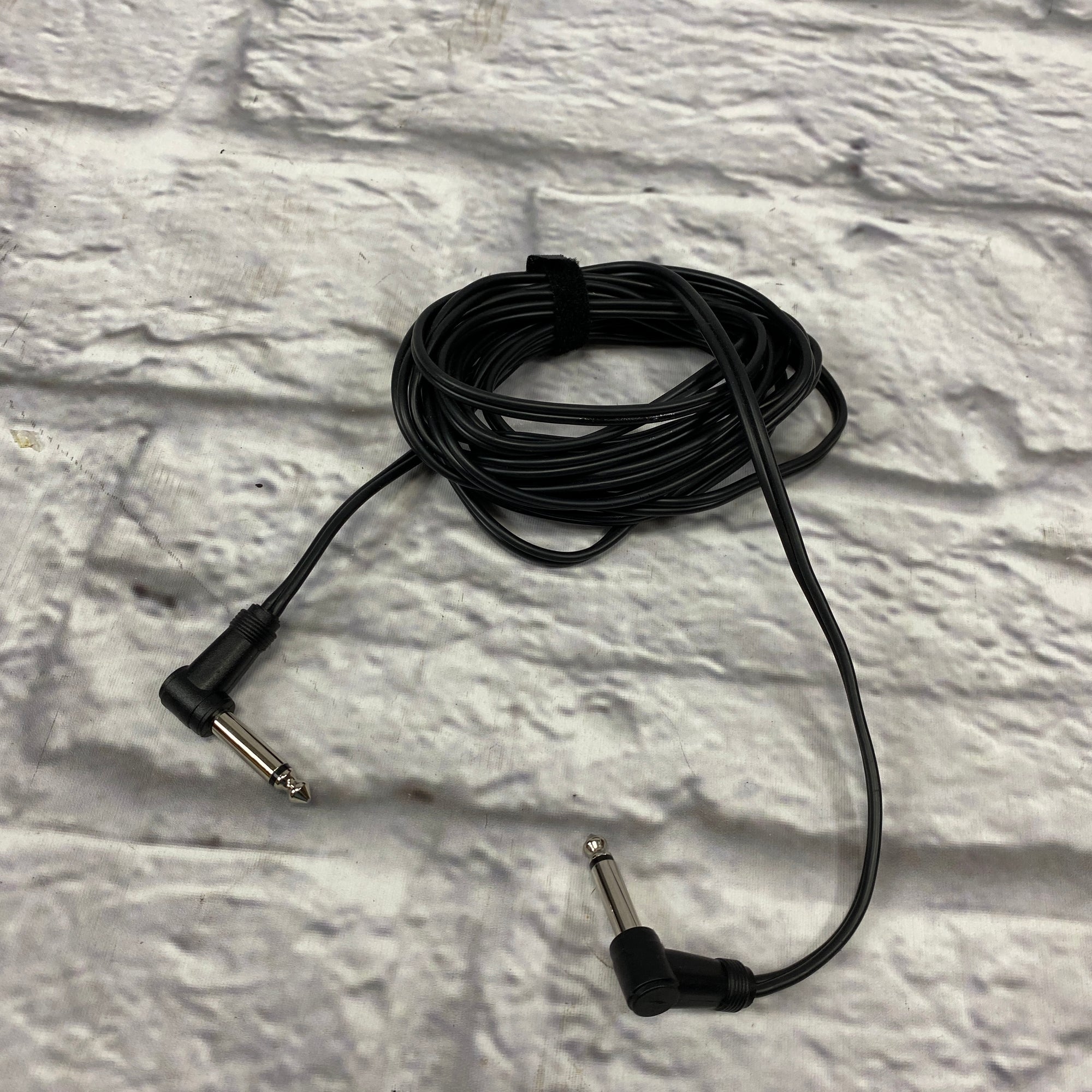 Unknown Right-Angle Instrument Cable