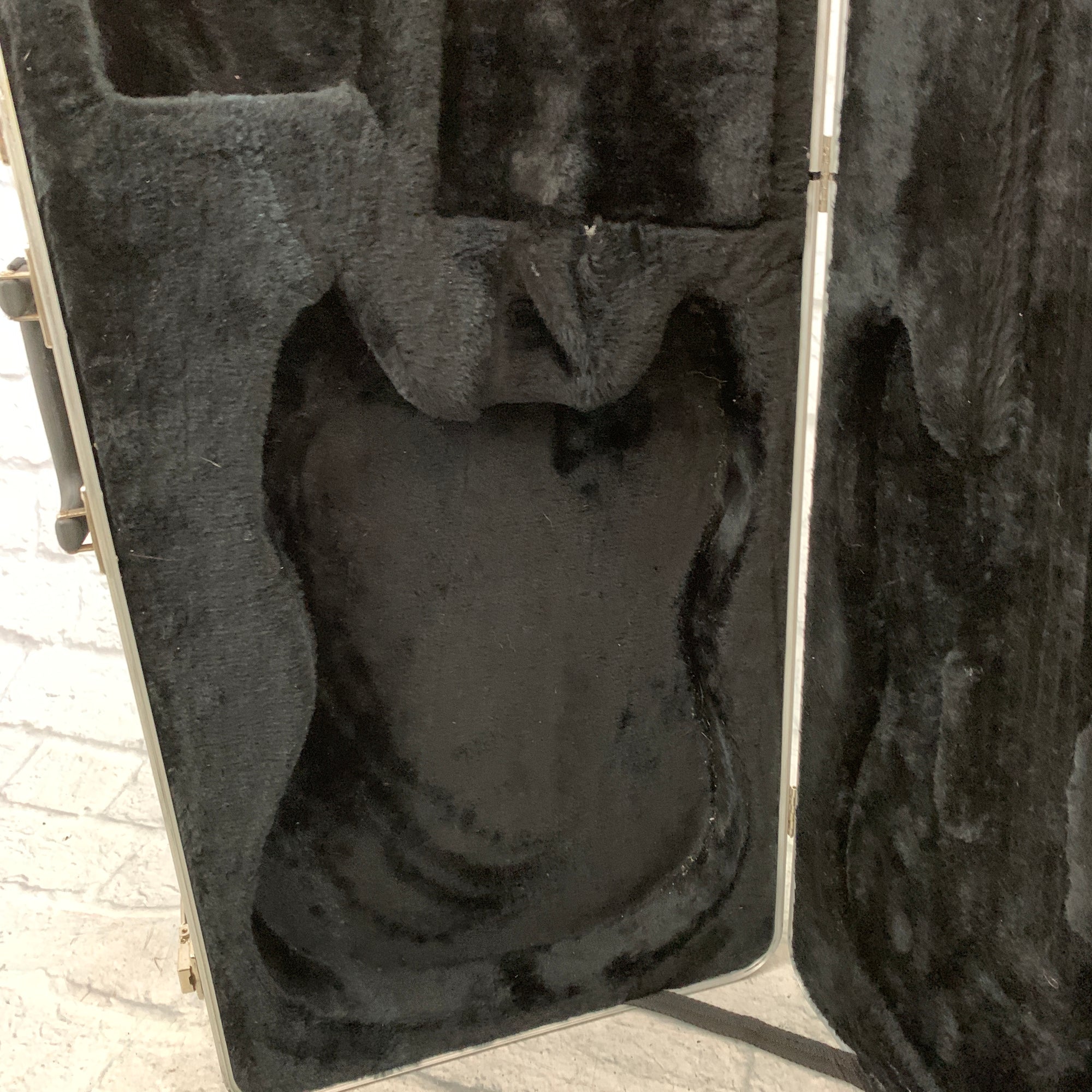 Unknown Strat-Style Black Hardshell Electric Case