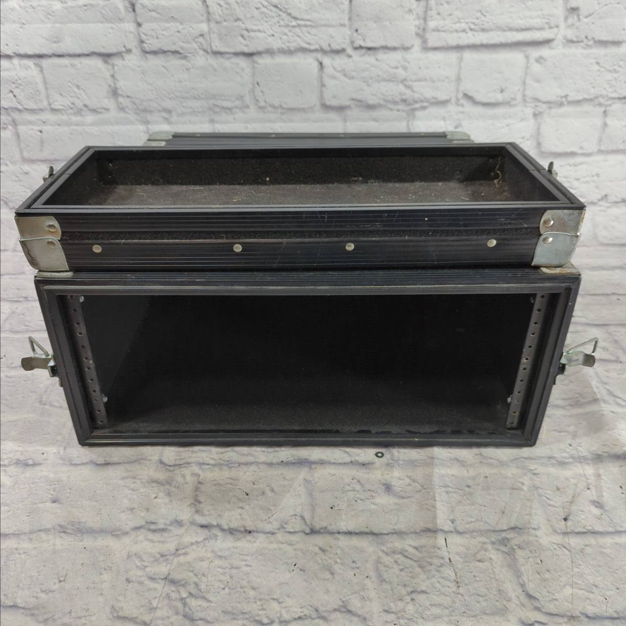 Unknown  Black Carpeted 4U Rack Road Case