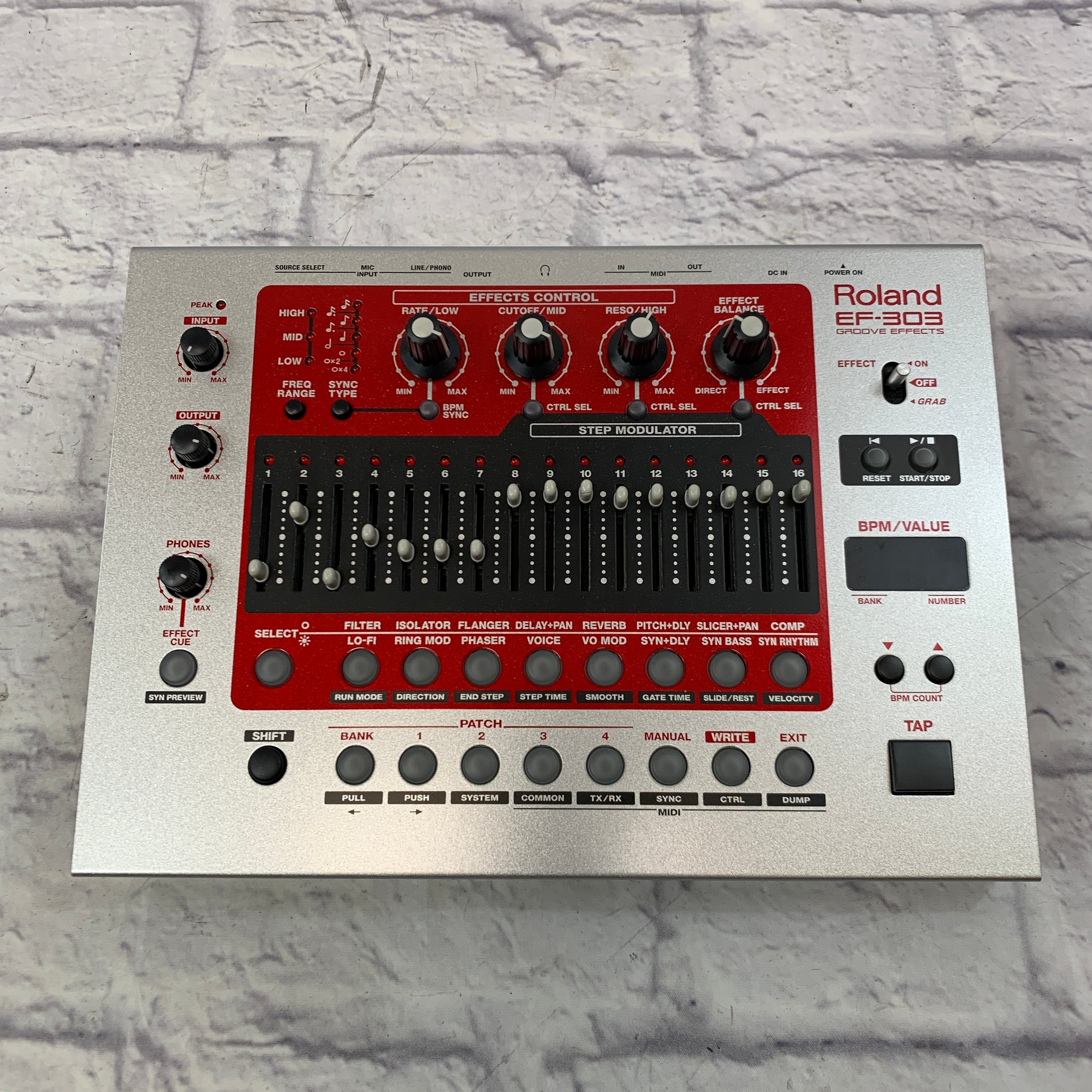 Roland EF-303 Groovebox Synthesizer Drum Machine - Evolution
