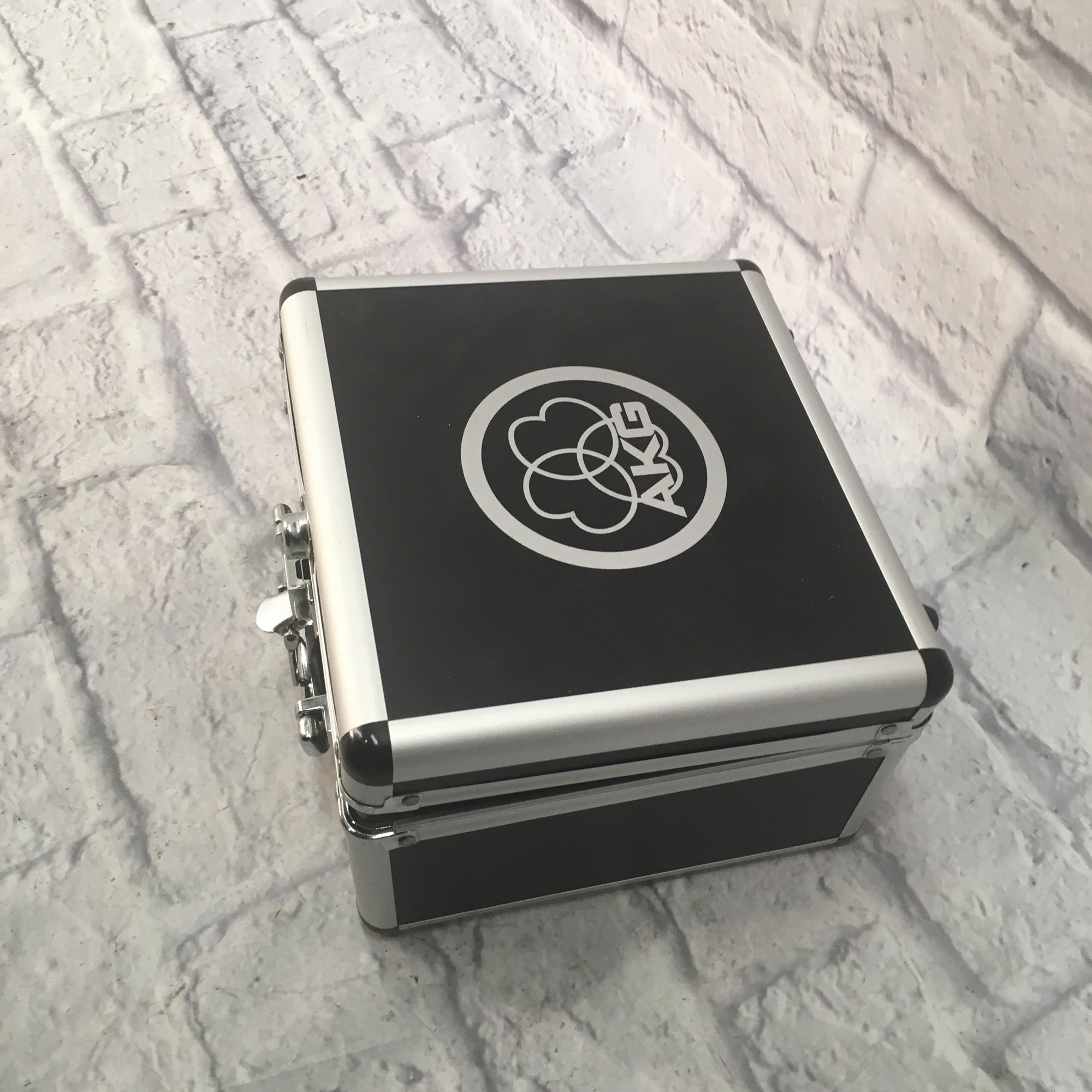 AKG Perception 420 Condenser Mic w Shockmount and Case