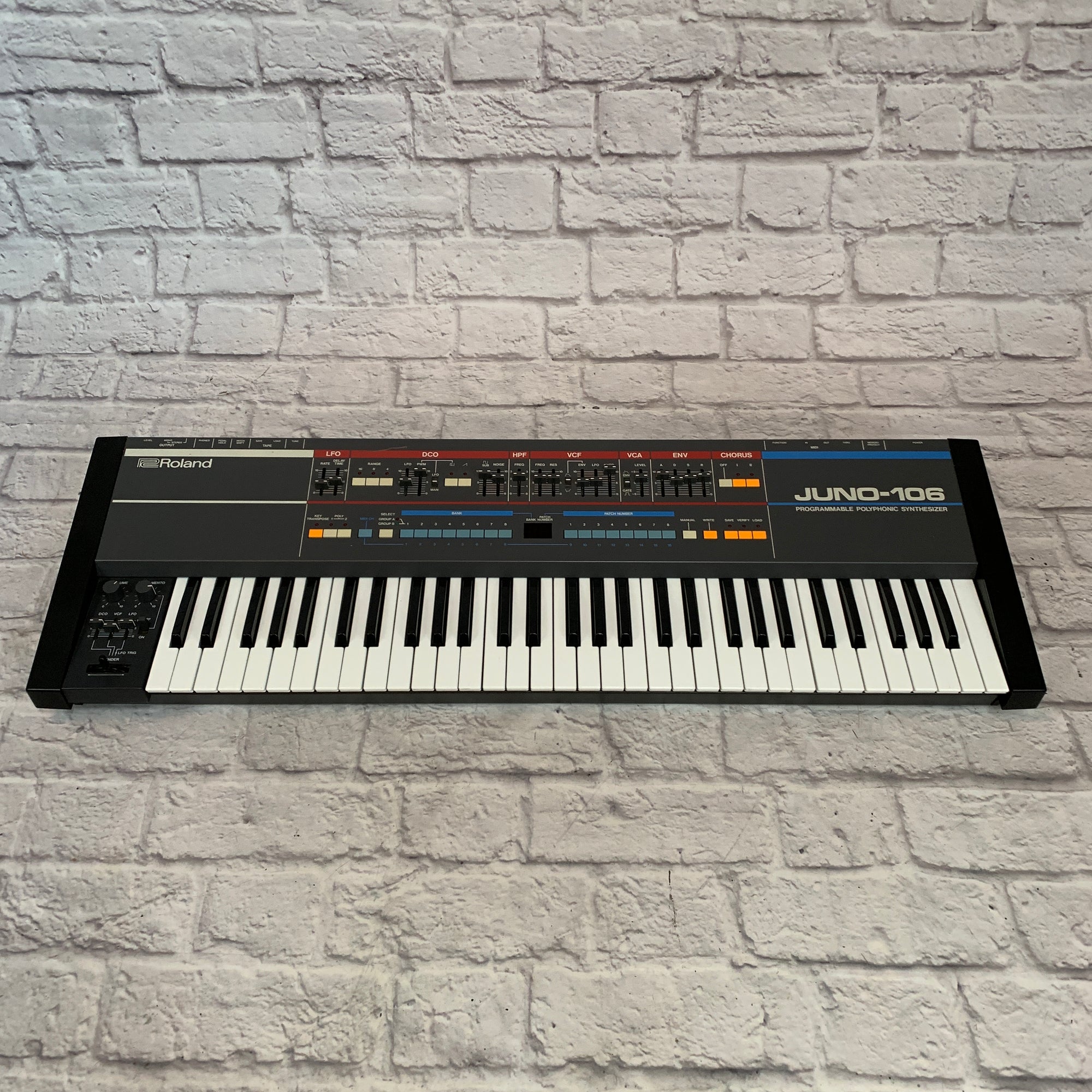 Roland Juno-106 Programmable Polyphonic Synthesizer