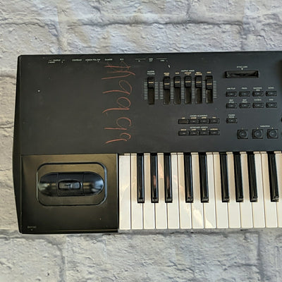 Korg i2 Synthesizer 61-Key Music Workstation