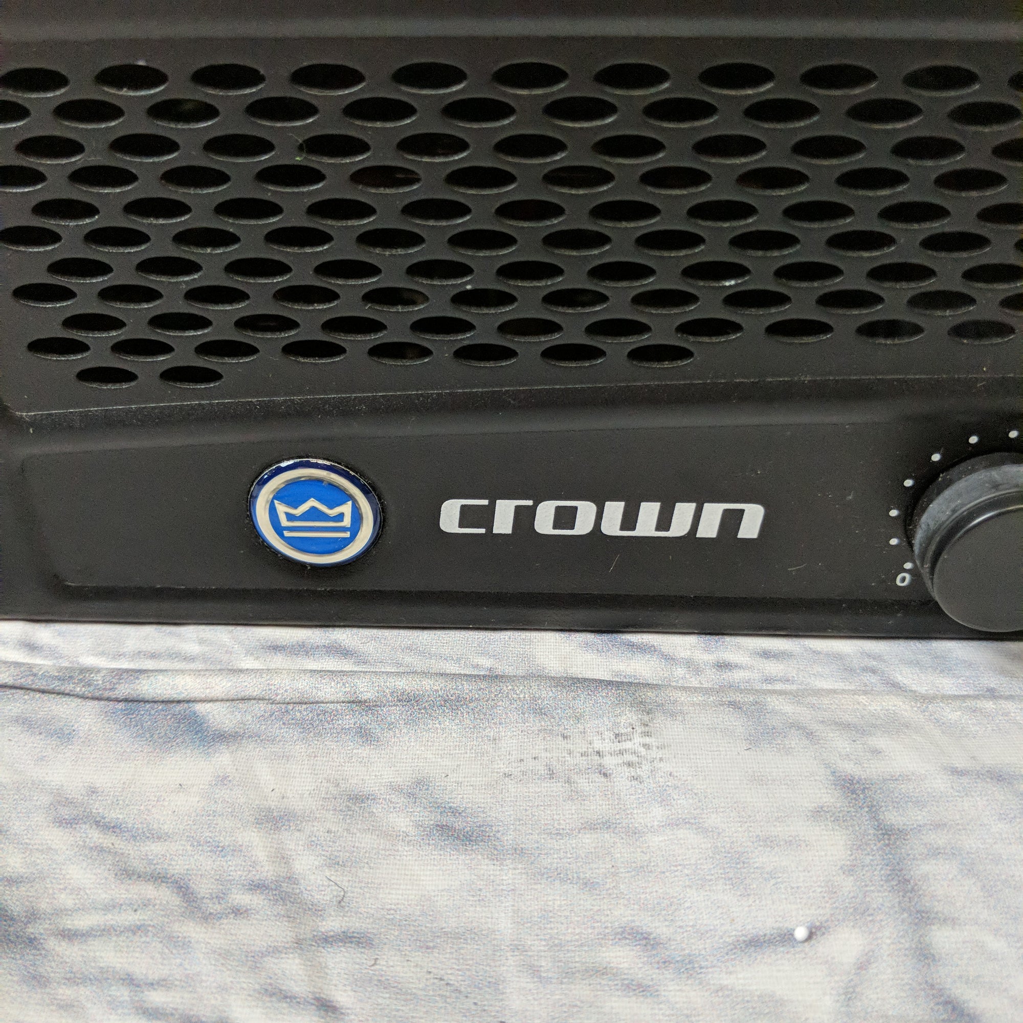 Crown XLS 202 power amp
