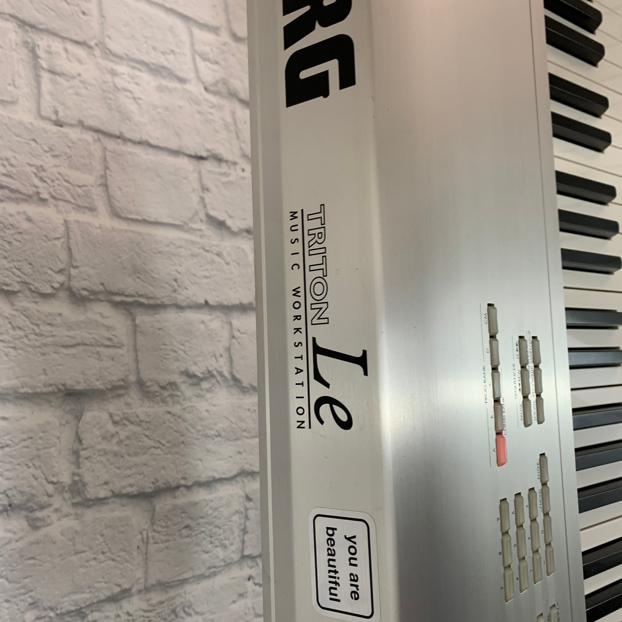 Korg Triton Le Studio Digital Synthesizer Keyboard Sampler Korg Triton Le Studio Digital Synthesizer Keyboard Sampler