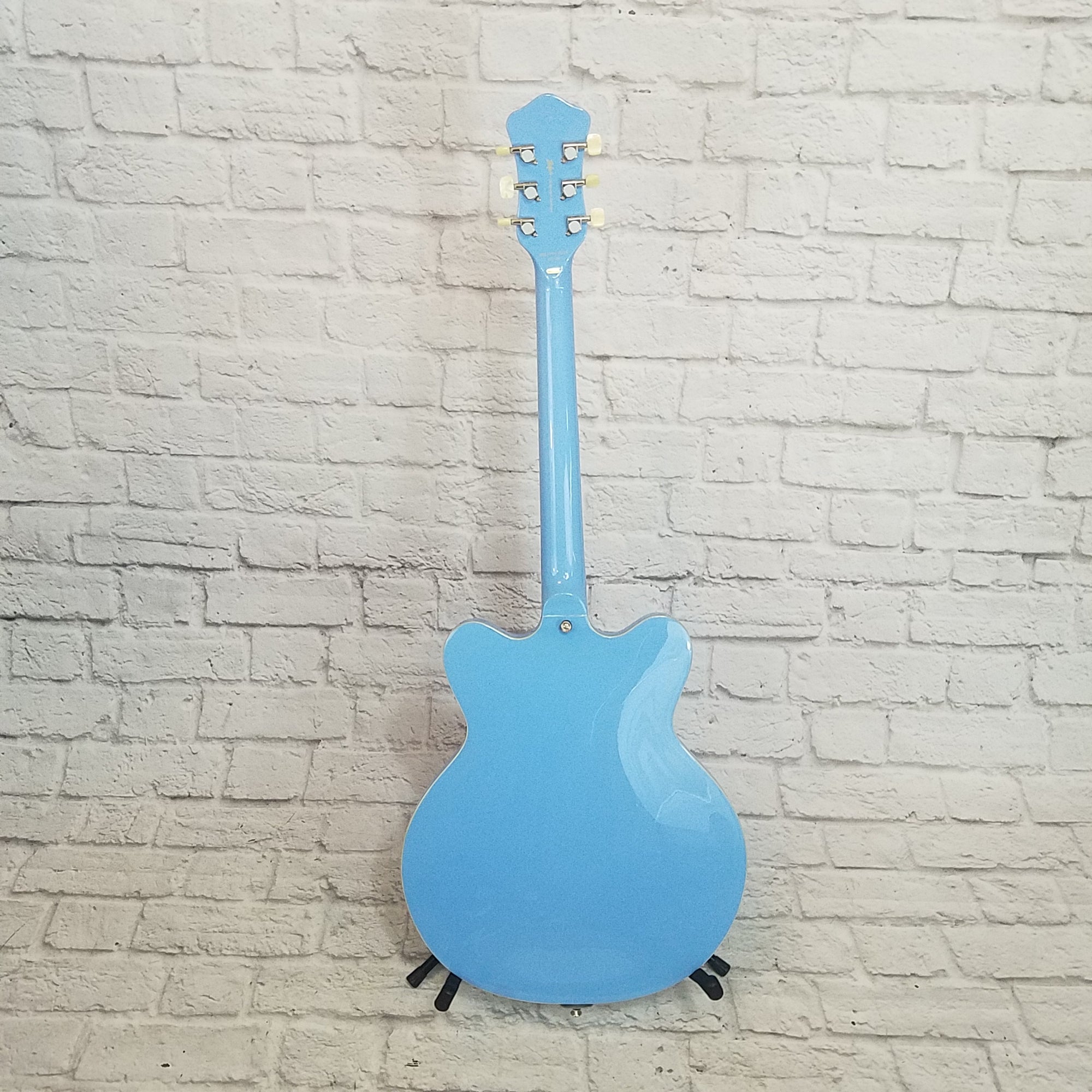 Hofner Contemporary Verythin Semi-Hollow Guitar with Bigsby Powder Blue