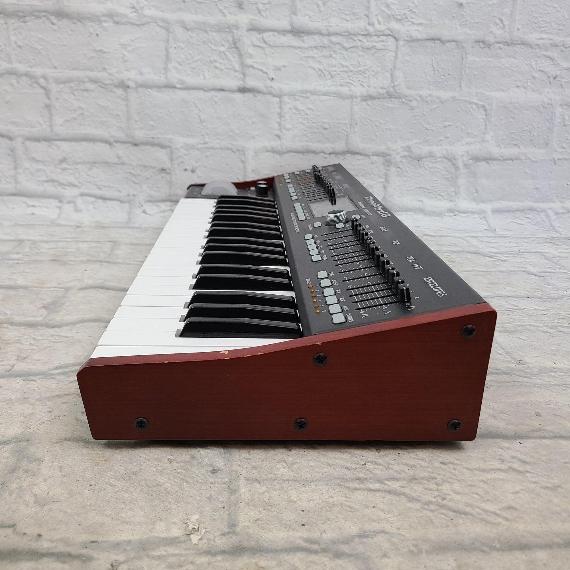 Behringer DeepMind 6 Analog Synth - Evolution Music