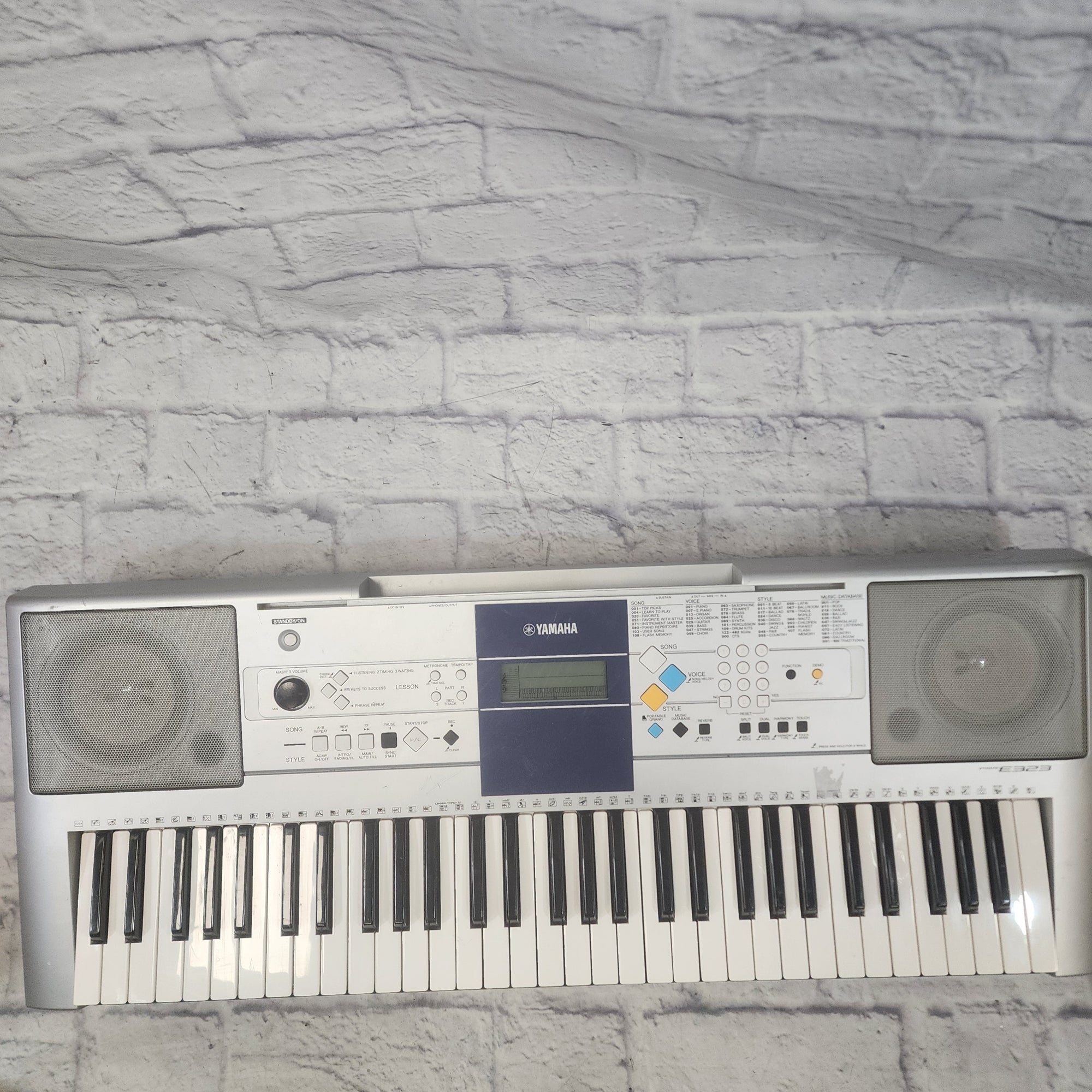 E323 Yamaha PSR-E323 76-Key Electronic Keyboard with Power Supply ...
