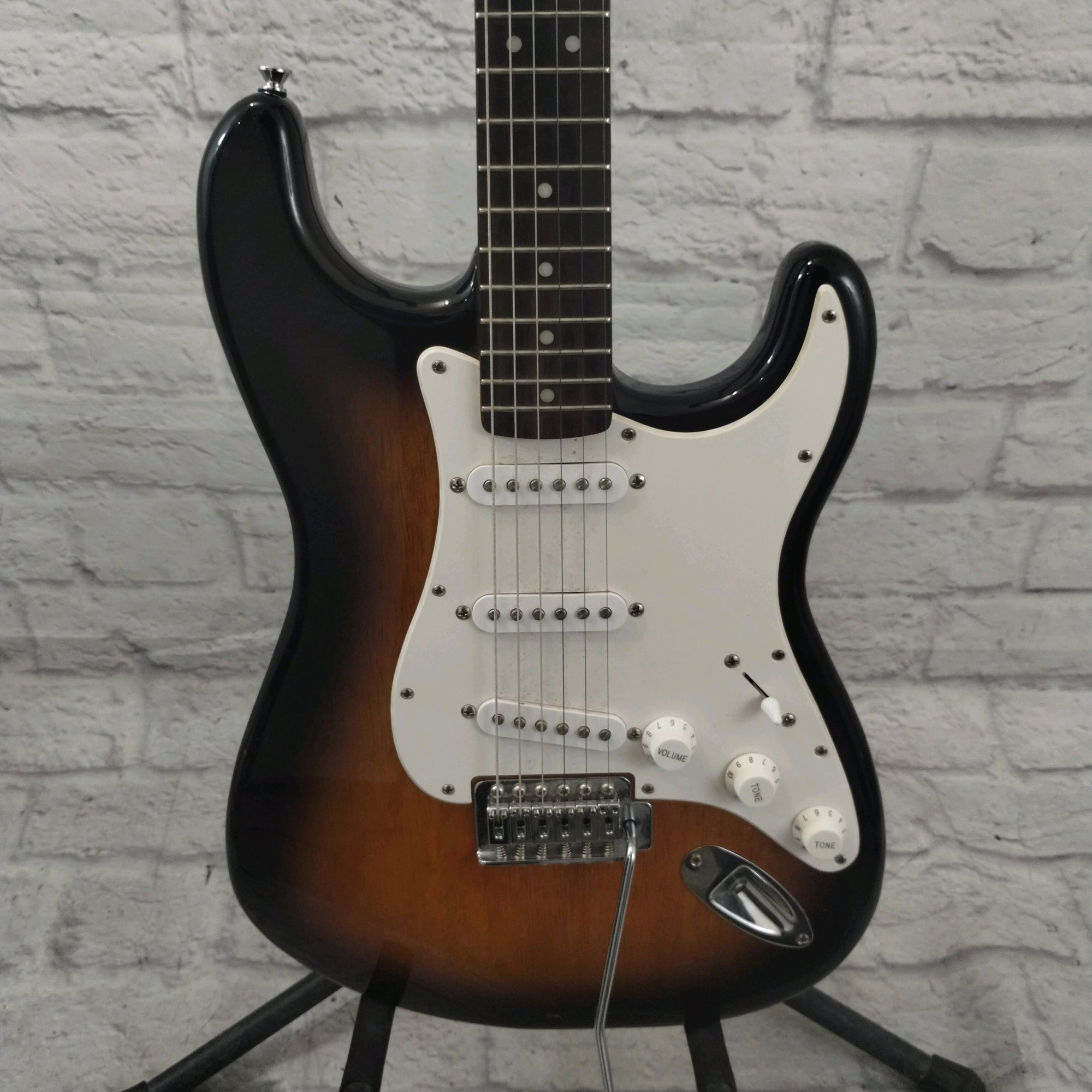 Squier Standard Stratocaster Sunburst - Evolution Music